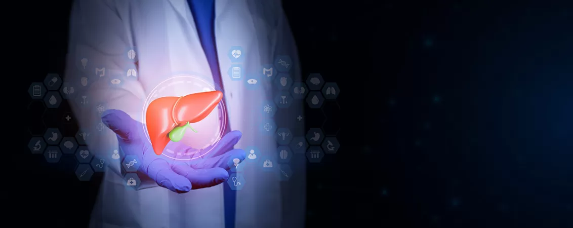 Medic hepatolog aratand spre un model holografic anatomic de ficat, simbolizand importanta diagnosticarii afectiunilor hepatice.