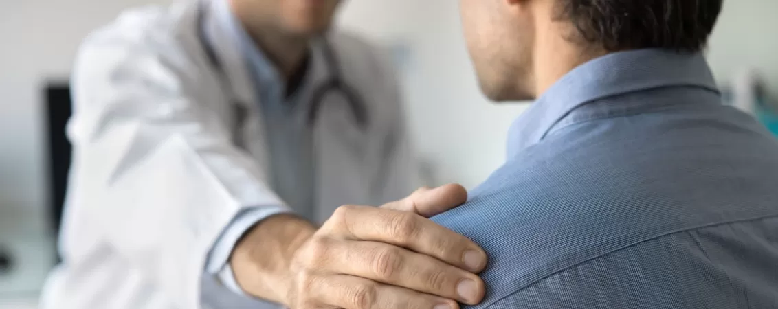 Medic incurajand un pacient oncologic