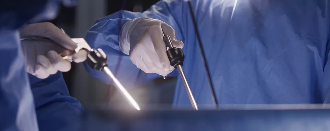 Medici in timpul unei itnerventii laparoscopice