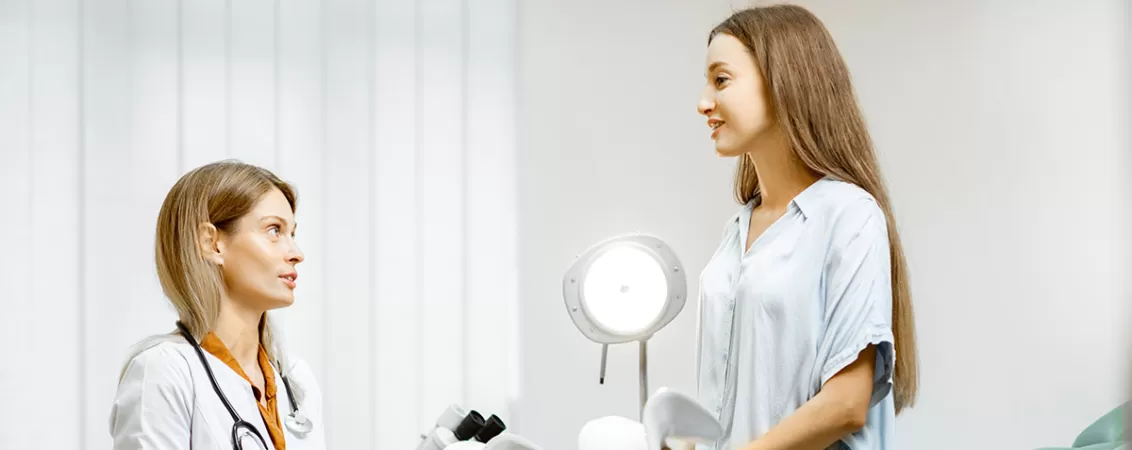 Pacienta in cabientul medicului ginecolog discuta despre histerosonografie (HYCOSY)
