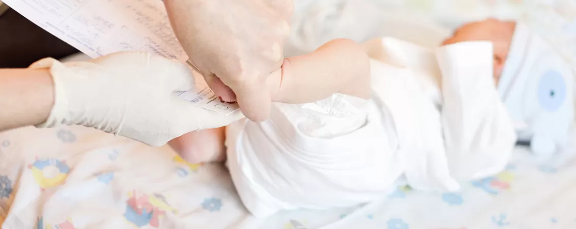 Recoltare de sange din calcai la nou-nascut pentru screening metabolic