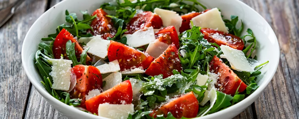 Salata cu rucola, rosii si parmezan