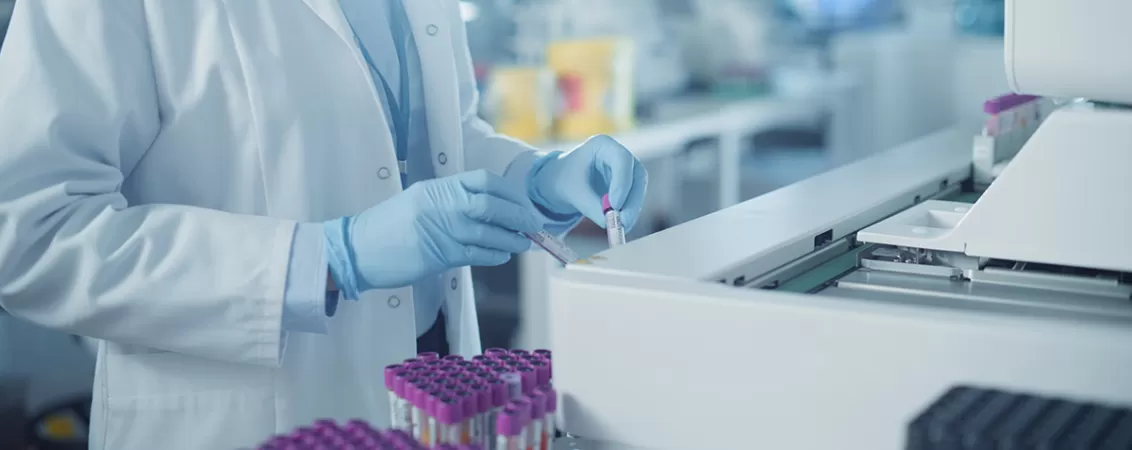 Tehnician de laborator operand echipamente de diagnostic avansat pentru analize medicale