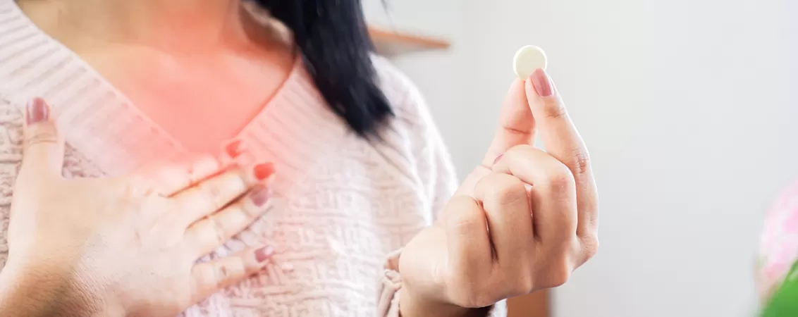 Administrarea unui medicament oral de către o femeie adultă