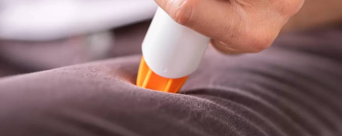 Barbat care isi injecteaza adrenalina cu Epipen