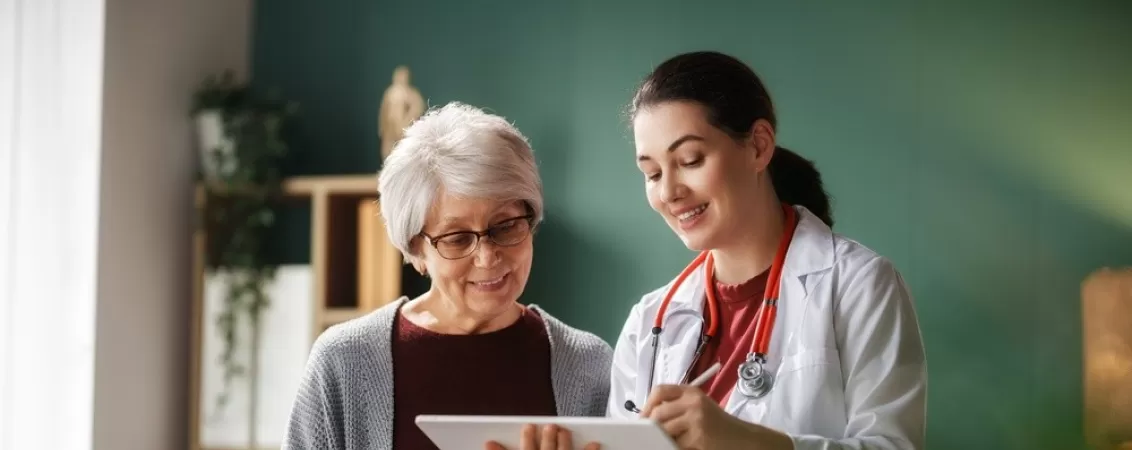Doctorita si pacienta in varsta in cabinetul medical