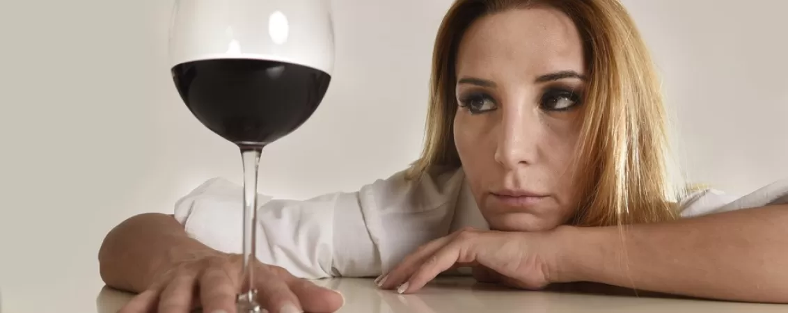 Femeie expusa la imbatranire prematura asociata cu consumul de alcool
