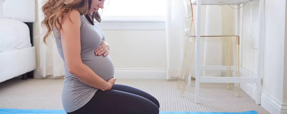 Femeie insarcinata facand yoga pentru gestionarea stresului in timpul sarcinii