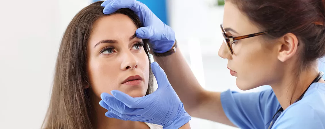 Femeie la consultatie oftalmologica pentru ochi umflati