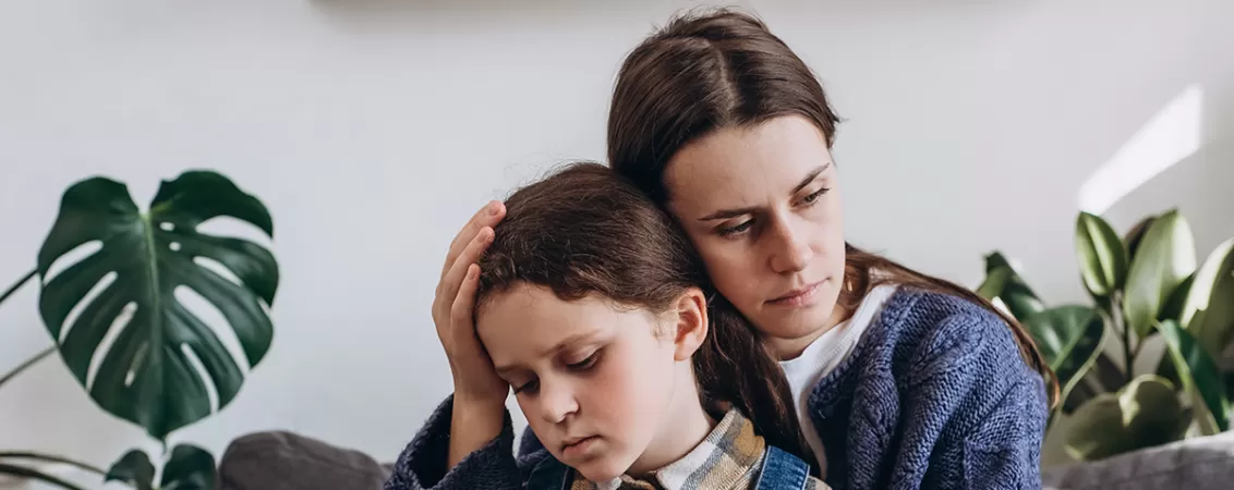 Mama consolandu-si fiica trista dupa pierderea unei persoane dragi.