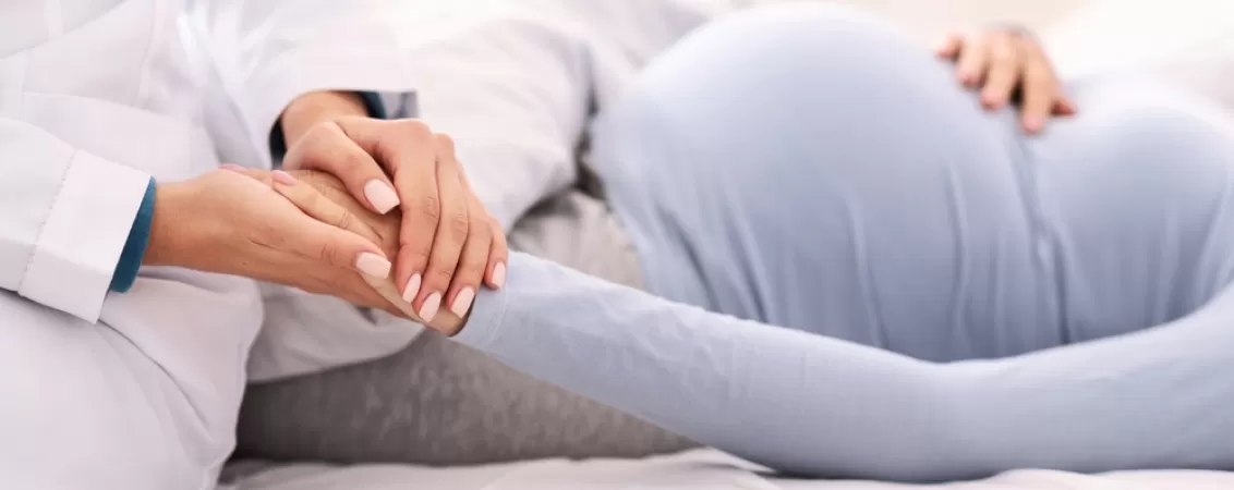 Medic ce consoleaza o femeie insarcinata aflata in travaliu