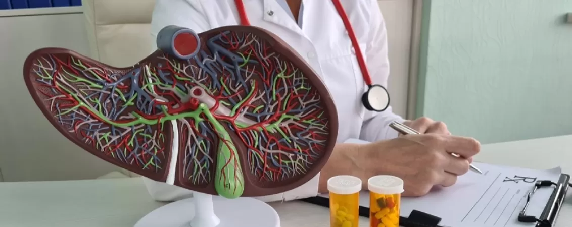 Medic scriind o reteta medicala pentru tratament cu pastile