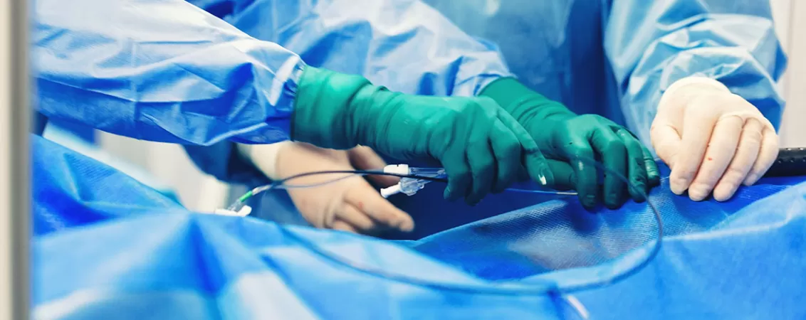 Medici in timpul unei proceduri de cardiologie interventionala pentru inchiderea foramen ovale patent