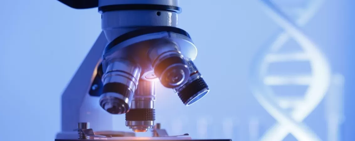 Microscop de laborator cu structura ADN pe fundal pentru cercetare genetica