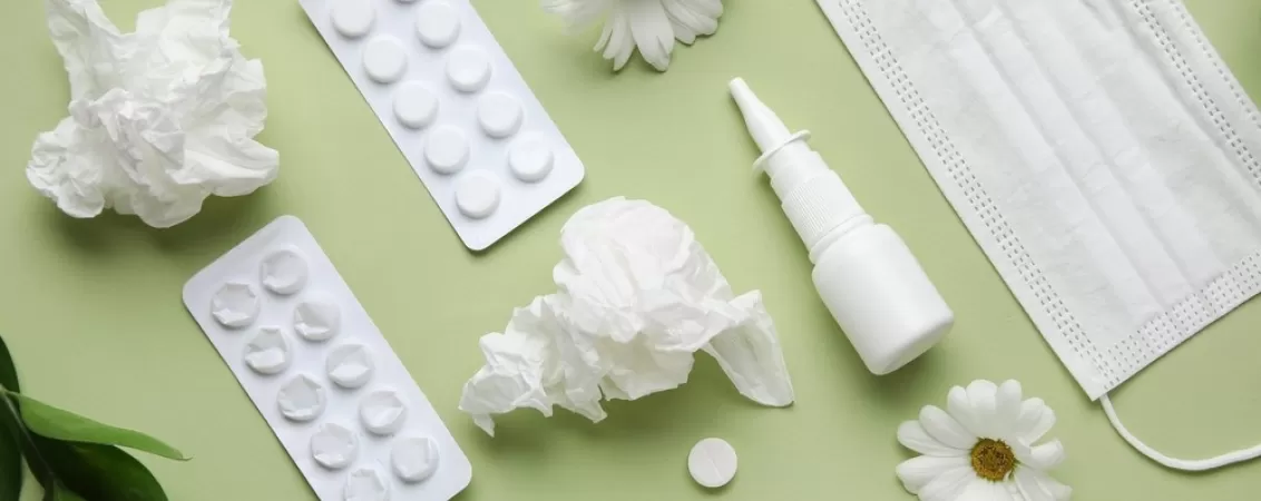 Picaturi nazale si medicamente langa flori si masca medicala, concept de alergii