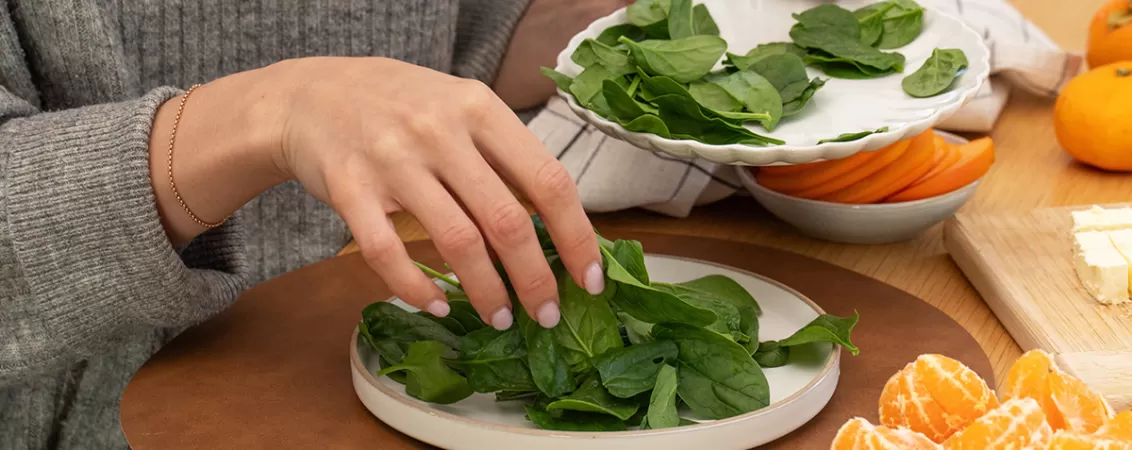 Pregatire salata de spanac.