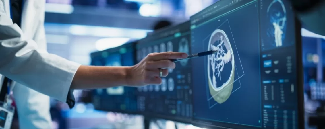 Reprezentant medical analizand rezultatele unei investigatii