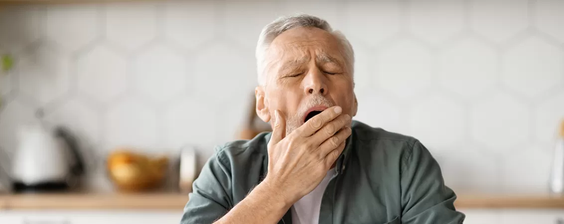 Barbat senior obosit se confrunta cu somnolenta excesiva pe timpul zilei