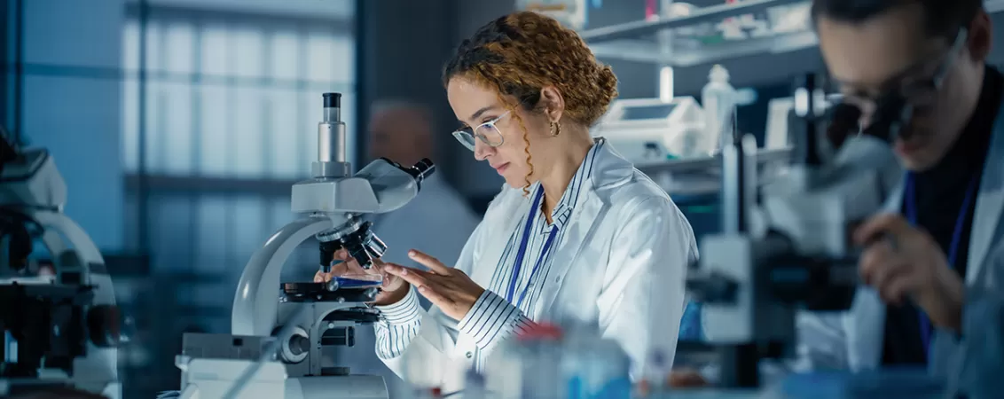 Bioinginer studiaza probe la microscop