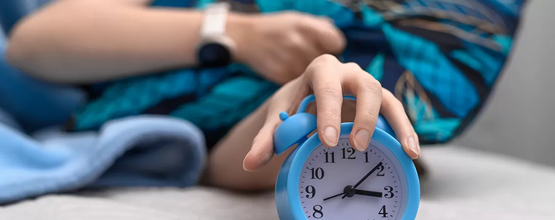 Femeie afectata de insomnie si stres cronic ramane treaza in timpul noptii