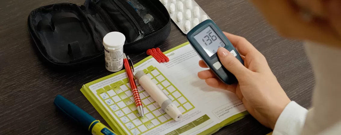 Femeie verifica rezultatul unei masuratori de glicemie