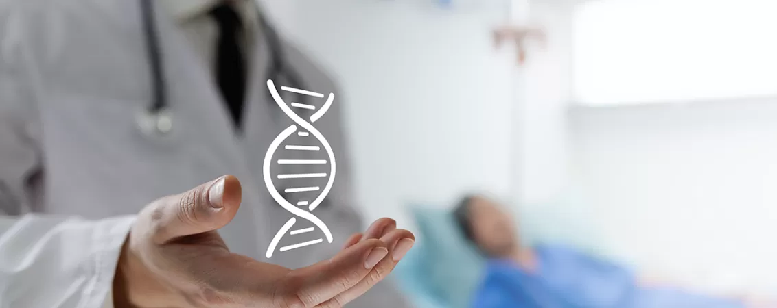 Medic care ține un simbol ADN, într-o reprezentare a legăturii dintre genetică, sănătate și medicina personalizată.