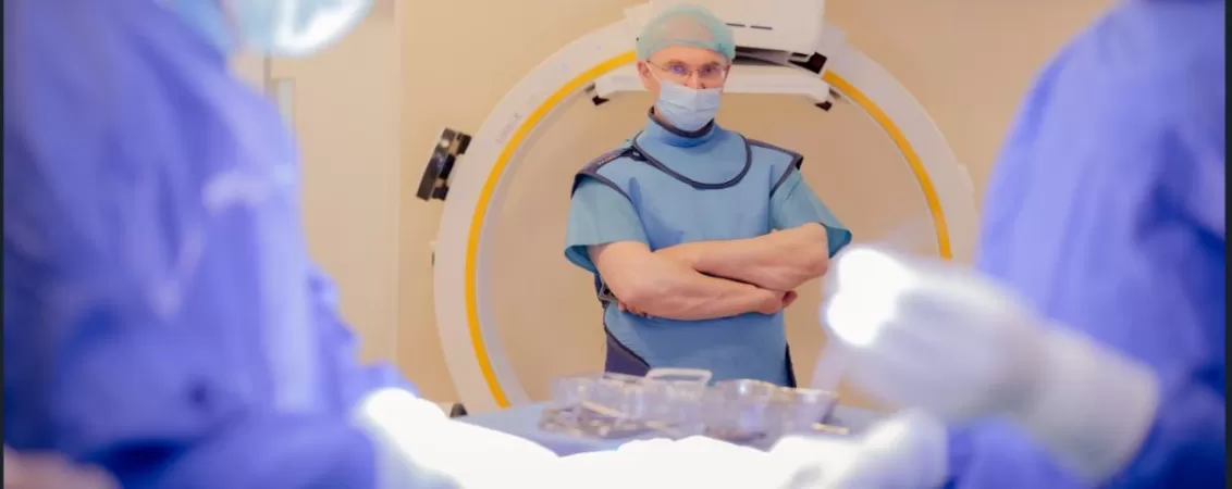 Medici in timpul interventiei de montare a stimulatorului medular