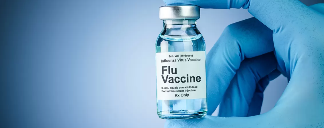 Cadru medical tine in mana un flacon de vaccin