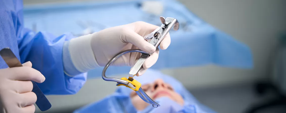 Chirurg foloseste instrumente medicale speciale in timpul unei interventii chirurgicale