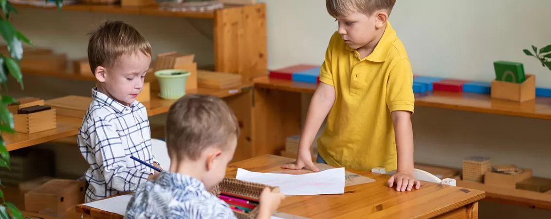Copii intr-o sala de clasa dintr-o gradinita Montessori.