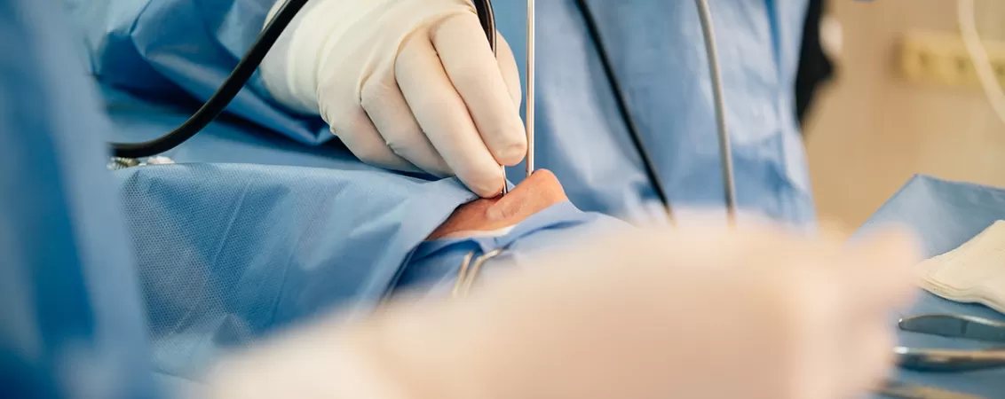 Echipa medicala efectueaza o procedura endoscopica pentru diagnostic si tratament