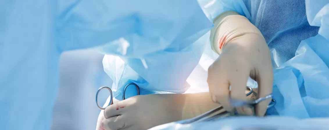 Echipa medicala realizeaza sutura unei incizii in timpul unei interventii chirurgicale abdominale