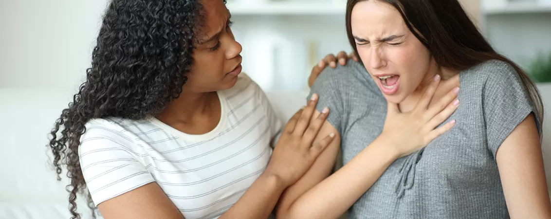 Femeie acorda ajutor unei persoane care are dificultati de respiratie si dureri in piept