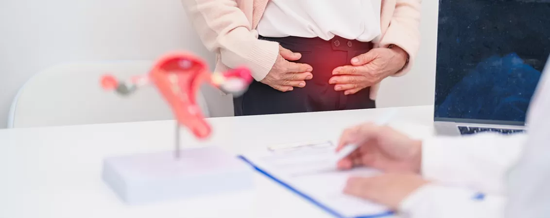 Femeie in varsta discuta cu medicul despre anatomie si rezultatele consultatiei