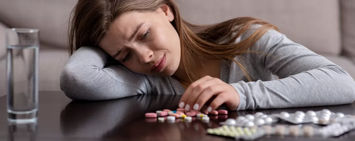 Femeie vizibil afectata emotional ilustreaza simptome asociate depresiei