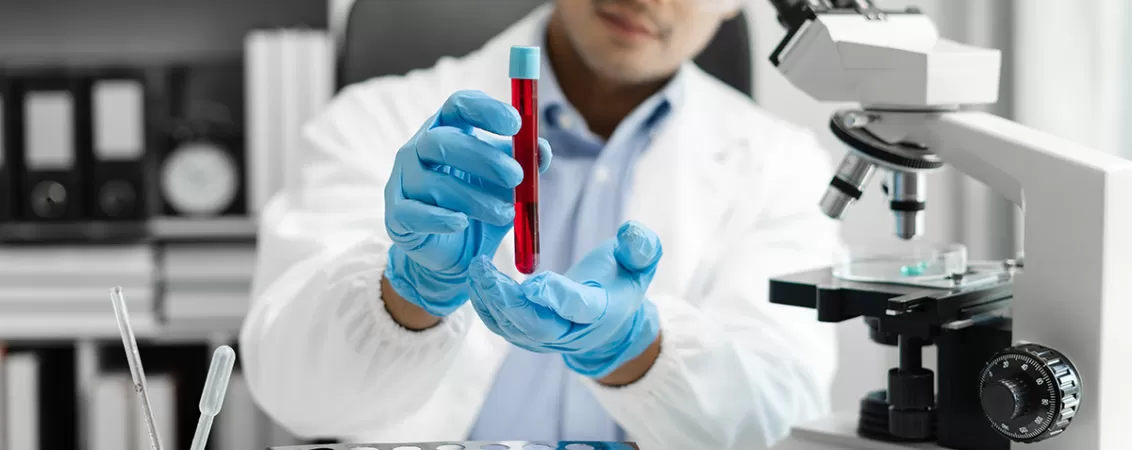 Medic aseaza probe de sange in suport pentru procesarea analizelor de laborator