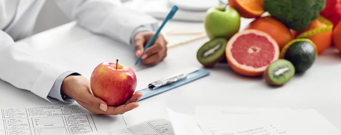 Medic nutritionist ofera recomandari alimentare unei paciente