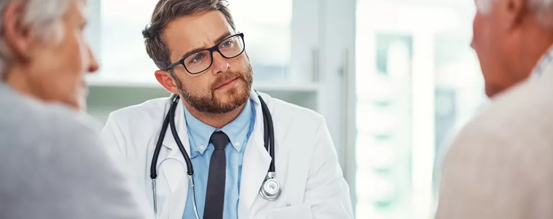Medic ofera consult si explicatii unui pacient varstnic in timpul vizitei medicale