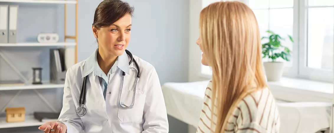 Medic si pacienta discutand despre terapia hormonala substitutiva in cabinet.
