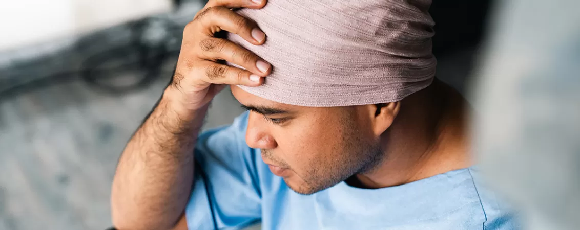 Pacient oncologic aflat in scaun cu rotile asteptand consultul medical in spital