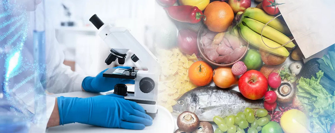 Specialist analizeaza probe alimentare la microscop intr-un laborator modern