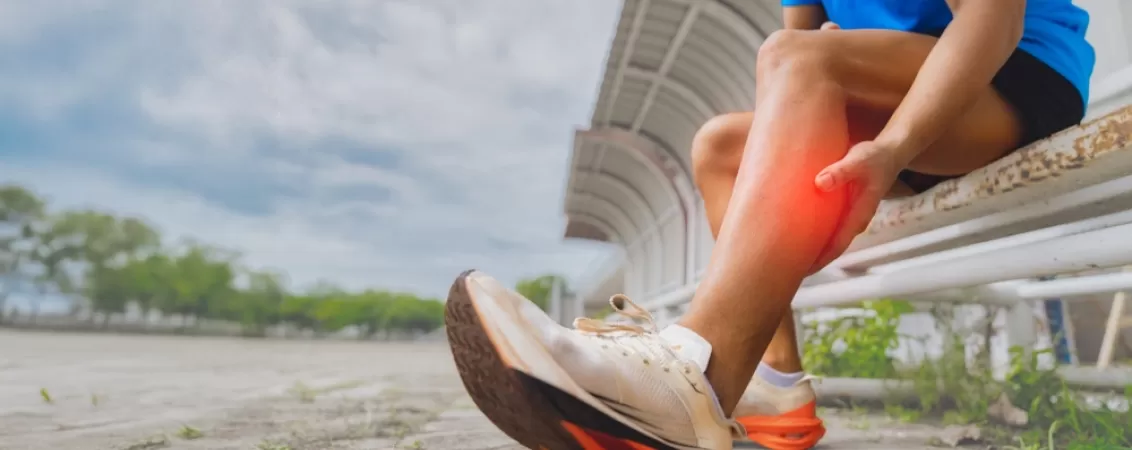 Sportiv isi tine gamba afectata de o intindere sau o durere musculara