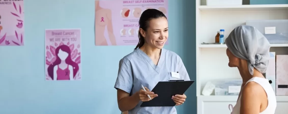 Asistenta medicala zambitoare pregatita sa ofere ingrijire si sprijin pacientilor