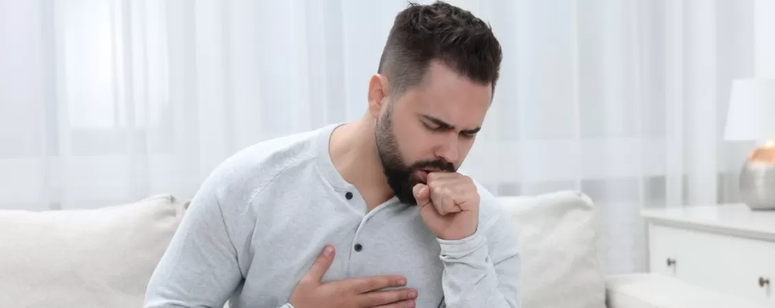 Barbat racit care tuseste