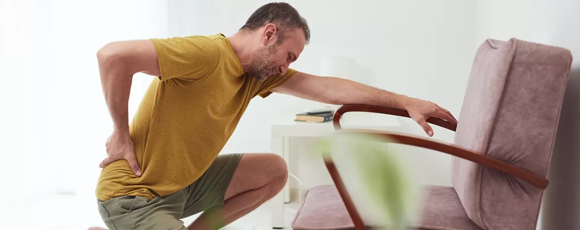 Barbat resimte dureri de sold si spate asociate cu simptome de sciatica