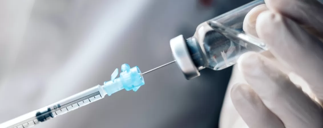 Cadru medical pregateste administrarea unui tratament injectabil