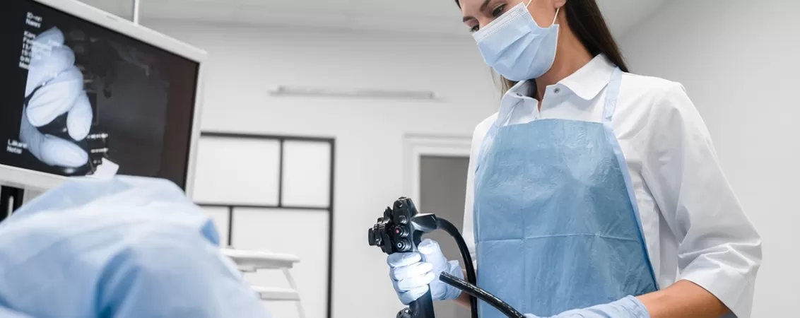 Doctor care tine un endoscop in mana