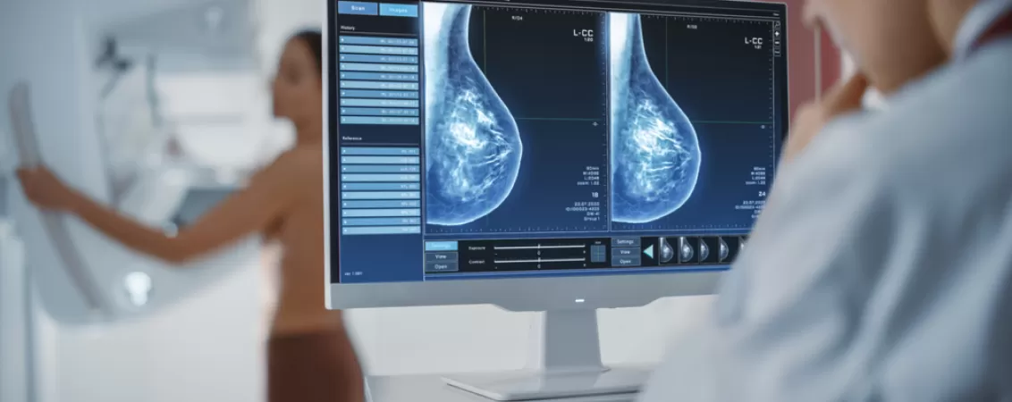 Ecran cu imagini radiologice intr-o sala moderna de investigatii medicale
