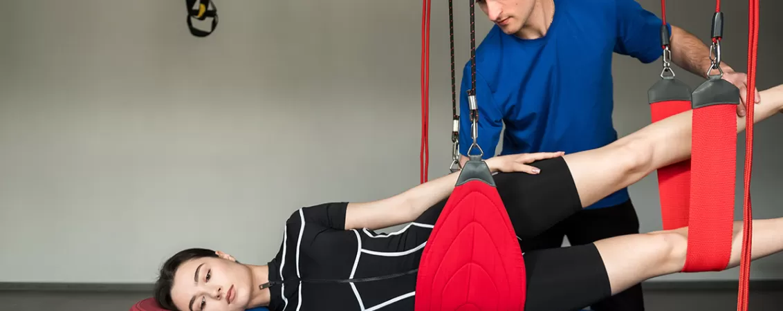 Exercitiu de recuperare cu corzi elastice pentru activarea muschilor soldului