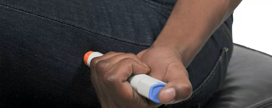 Femeie isi administreaza un autoinjector cu epinefrina in caz de urgenta alergica